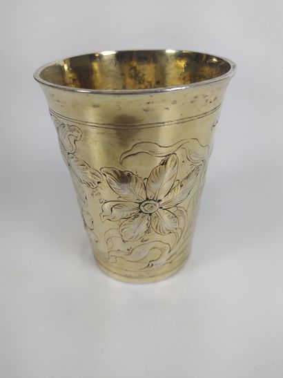 null Gilded silver GOBELET with engraved, embossed and chased decoration of large...