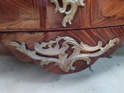 null COMMODE de forme tombeau en bois de placage et marqueterie de bois de violette...