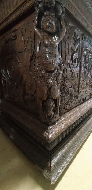 null IMPORTANT AND BEAUTIFUL CHEST in oak richly carved. Longitudinal panel of the...