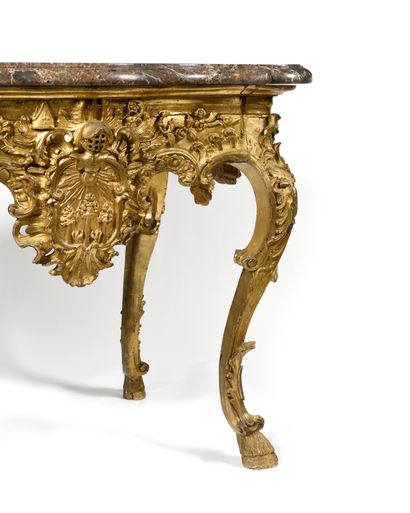 null CONSOLE, in finely carved and gilded wood. The scalloped belt presents in the...