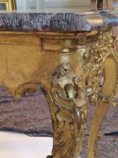 null CONSOLE, in finely carved and gilded wood. The scalloped belt presents in the...