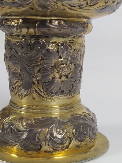 null Römer CUP in vermeil on a round pedestal, with repoussé decoration of poppy...