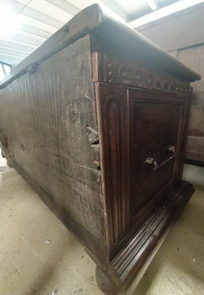 null IMPORTANT AND BEAUTIFUL CHEST in oak richly carved. Longitudinal panel of the...
