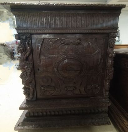 null IMPORTANT AND BEAUTIFUL CHEST in oak richly carved. Longitudinal panel of the...