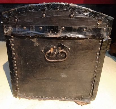 null LARGE TRAVELLING BOX with curved lid in wood and studded leather 18th century...