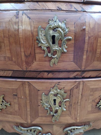 null A tomb-like chest of drawers in veneer and marquetry opening in front of four...
