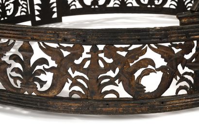 null IMPORTANT LIGHT WREATH in wrought iron, openwork, embossed and gilded with decoration...