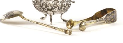null SET OF SUGAR TONGS AND A LARGE SPOON WITH A VIEW OF THE KREMLIN

Silver, Chern

Poincons:...