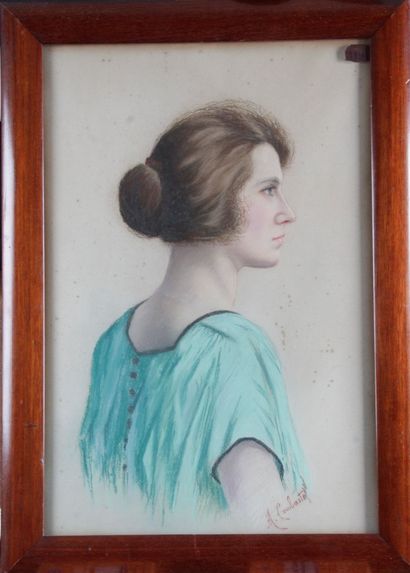 null Magdeleine COMBASTEL (XIX-XX) « Portrait de de jeune fille » Pastel, signé en...