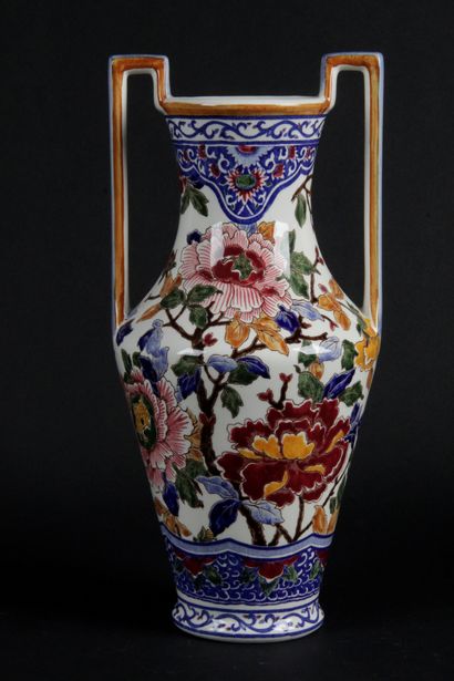 null GIEN, Vase en faïence à anses et décor de Pivoines. H : 35 cm