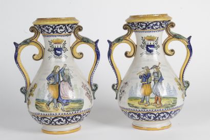 null HENRIOT A QUIMPER. Paire de vases à pans et anses en faïence polychrome à décor...