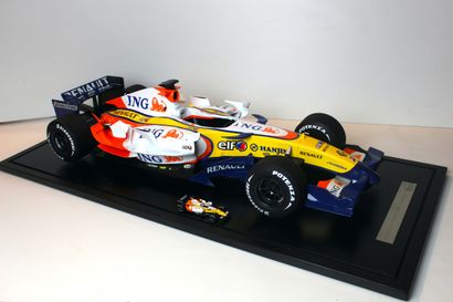 MAQUETTE ING- RENAULT F1 TEAM -CHAMPIONNAT DU MONDE F1 DE 2007 Large model in a display...