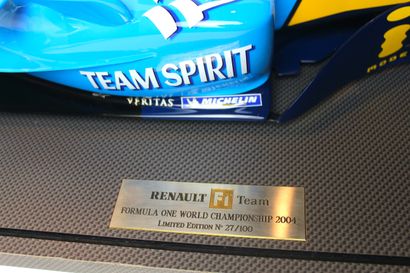 MAQUETTE RENAULT F1 WORLD CHAMPIONSHIP 2004 Grande maquette en résine distribuée...