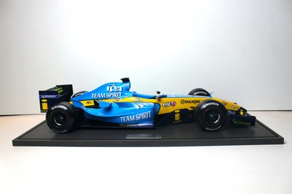 MAQUETTE RENAULT F1 WORLD CHAMPIONSHIP 2004 Large resin model distributed by Renault...