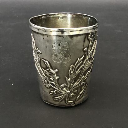 null Timballe en argent poinçon minerve 

à décor de fleurs et monogrammé GE

PN:30...