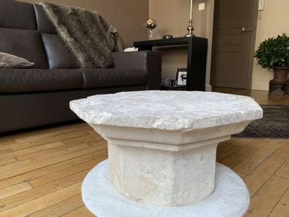 null LOW TABLE

Formed by a column capital with carved stone doucine.

Some wear...