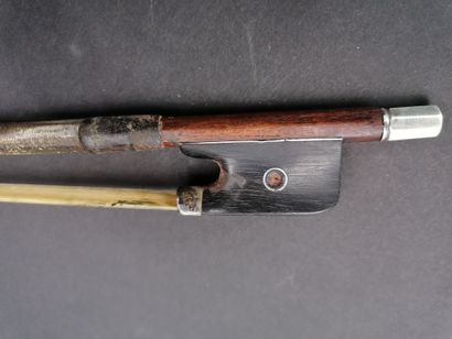 null POIRSON IN PARIS

Violin bow 

Silver and mother of pearl inlay 

Signature...