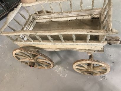 null CART

with carved wooden bars

H. 90 L. 99 cm without the rod.

BE