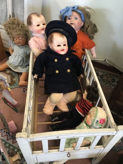 null SET ON THE THEME OF THE DOLL

Including six dolls (Raynal and others), clothes,...