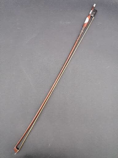 POIRSON IN PARIS

Violin bow 

Silver and...