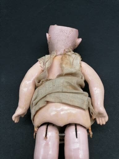  HALBIG 
Cute doll 
Legs articulated by a mechanism causing a movement of the head...