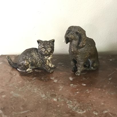 null Pair of bronze subjects 

with brown patina

Dog and cat

H. 9 and 7 cm