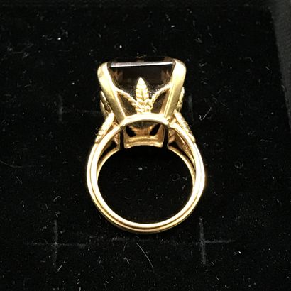 null RING 

yellow gold ring set with an emerald-cut burnt topaz and fine leaf motifs....