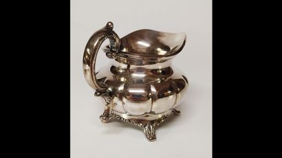 null TEA AND COFFEE SET 

In silver plated metal including :

A teapot

A coffee...