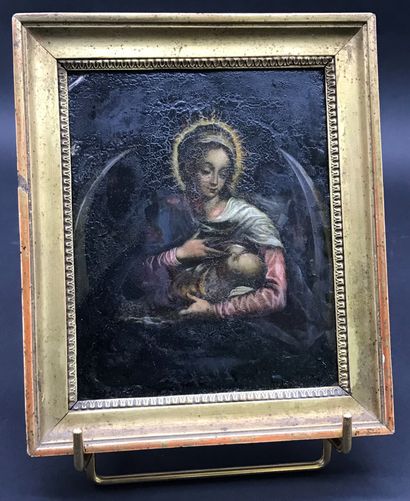 null Ecole Française du XVIIe siècle 

Vierge allaitant l'enfant Jésus sur un croissant...
