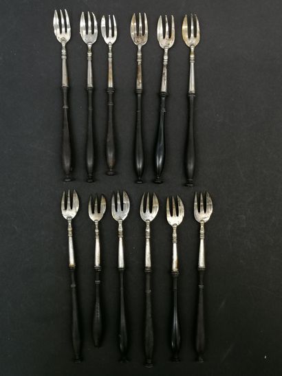 null Set of twelve EIGHT FORKS

Silver heads, turned wooden handles. 

In their ...