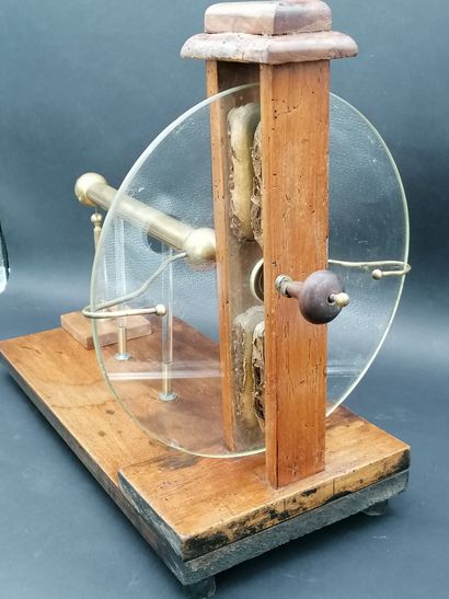 null Machine electrostatique de Ramsden 

Fin du XIXe siècle 

H. 44 L. 49 cm

Assez...