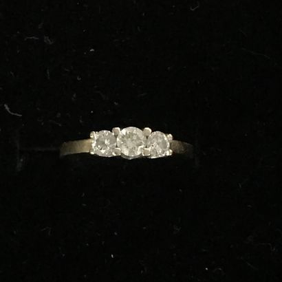  RING 
in 18K yellow gold with three diamonds (0.3 ct in the centre) 
gross weight:...