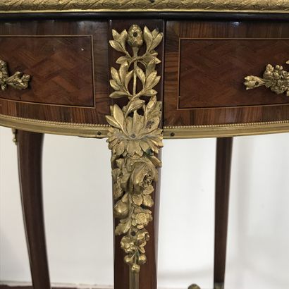  TABLE DE SALON 
de style Louis XV en bois de placage et bronze doré, dessus de marbre...