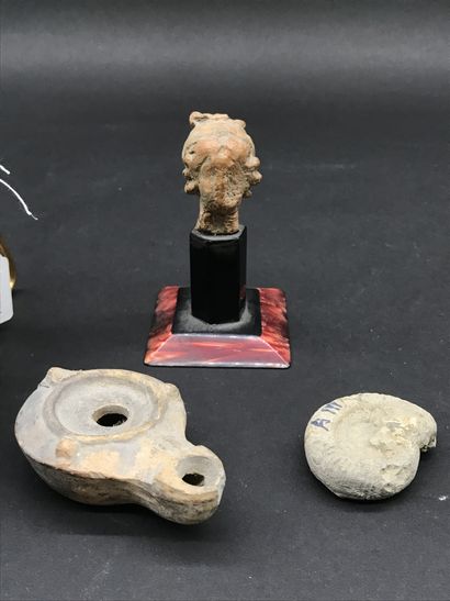 null Set of FOUR DIGGING OBJECTS, including : 

- a terracotta head (Height 4 cm,...