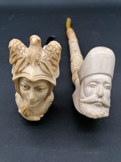 null Lot de deux PIPES 

en écume de mer sculptée

L'une à décor d'une tête de femme...