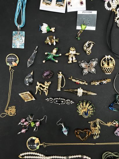 null LOT of costume jewelry 

including various brooches in the shape of animals...