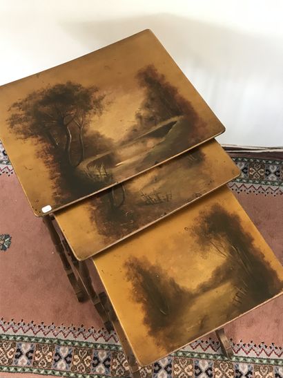 null Suite de trois TABLES GIGOGNES 

En bois tourné doré et plateau peint 

H. 69...