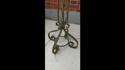 null LAMPADAIRE

In wrought iron with two arms of lights.

Circa 1940

Total height...