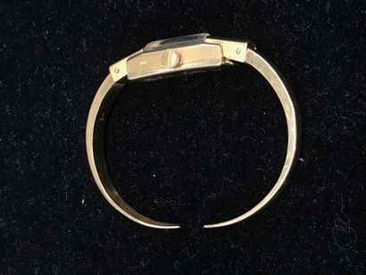 null MONTRE CAUNY 

en or jaune 18k, bracelet menotte

Poinçons suisses

Poids sans...