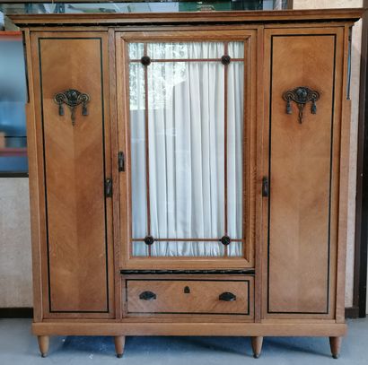 null TRAVAIL DU XXe DE STYLE ART DECO

Une armoire en bois de placage et incrustations...