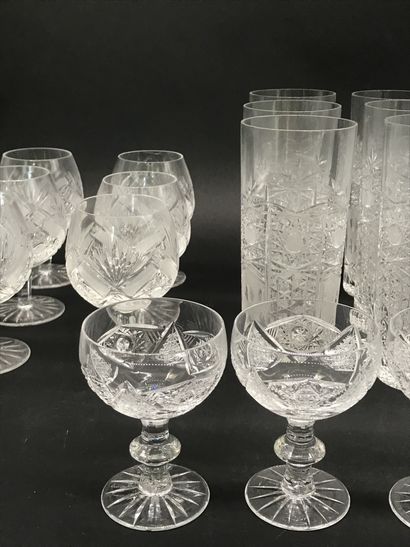 null SERVICE DE VERRES EN CRISTAL TAILLE

comprenant : 

6 flutes à Champagne

6...