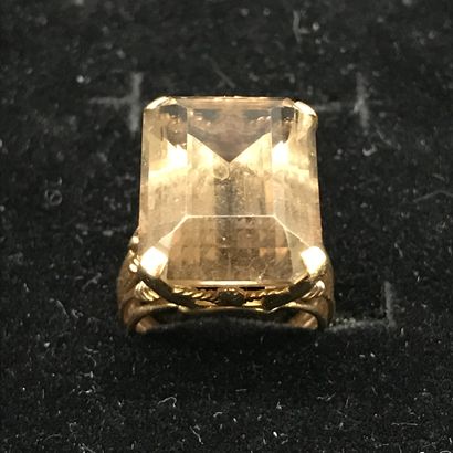 null BAGUE 

en or jaune ornée d'une topaze brûlée de taille émeraude sertie par...