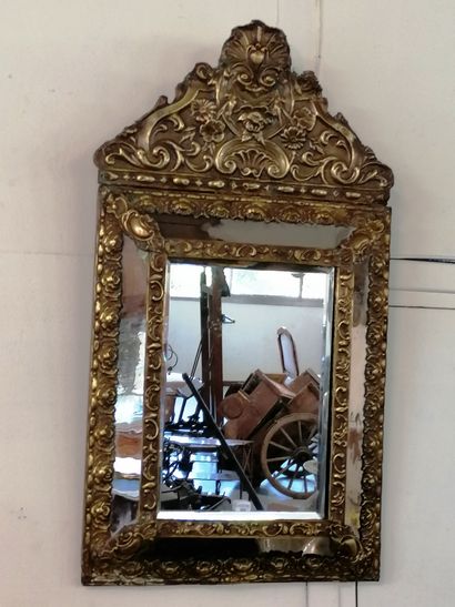 null MIRROR WITH BEADS

in embossed copper 

65 x 36 cm

19th century

Accidents