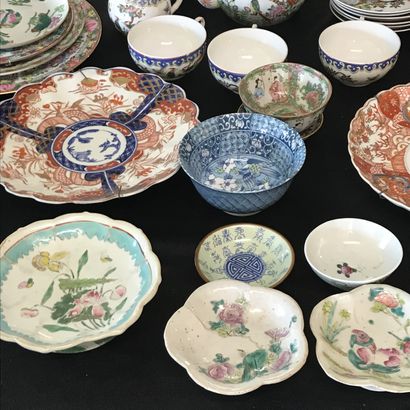 null CHINA 

Lot of Asian porcelain including plates, tea service, covered pots,...
