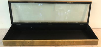 null FLAT WINDOW 

in brass and glass, inside in black lacquered metal. 

TBE, without...