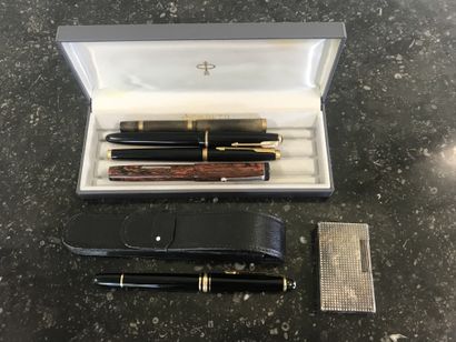 null MONTBLANC MEISTERSTUCK

Stylo plume, plume or

On y joint cinq stylos dont trois...
