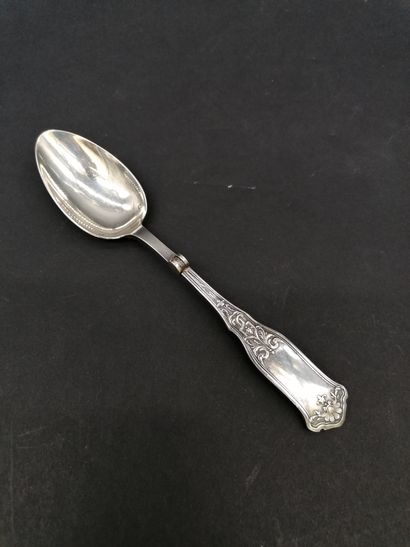 null TRAVEL SPOON 

in silver with shell decoration, foldable. 

Marked Minerve First...