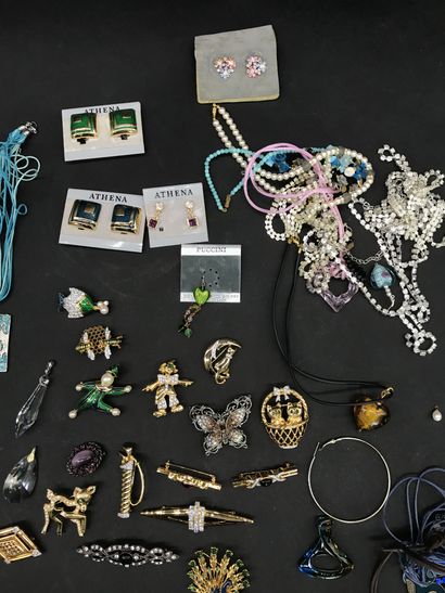 null LOT of costume jewelry 

including various brooches in the shape of animals...