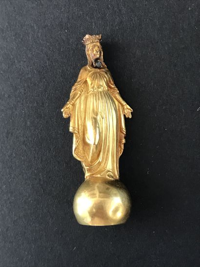 null Lot of two small PENDANTS 

in yellow gold 

representing the Holy Virgin and...