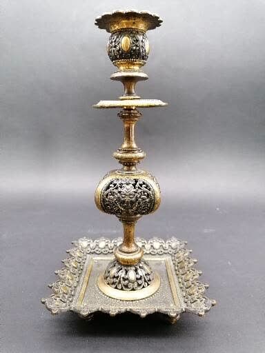 null PAIR OF CANDLES in gilt bronze and patina

Baluster and openwork shaft

Decorated...